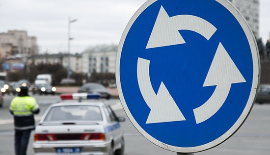 В России изменятся правила проезда перекрестков с круговым движением‍