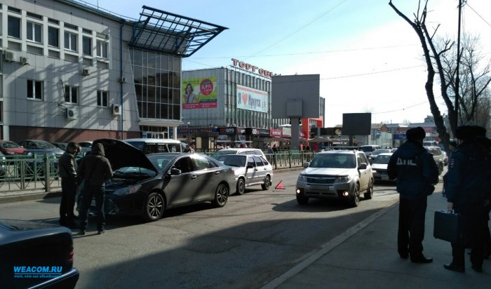 В центре Иркутска неизвестные обстреляли автомобиль Toyota Camry