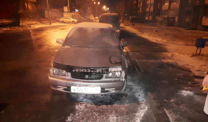 В Иркутске ночью 11 апреля горел автомобиль Toyota Corolla