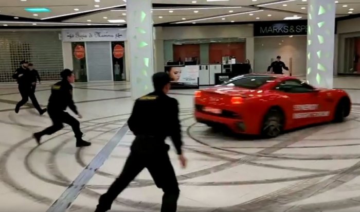 Экс-мэр Архангельска устроил гонки на Ferrari в торговом центре