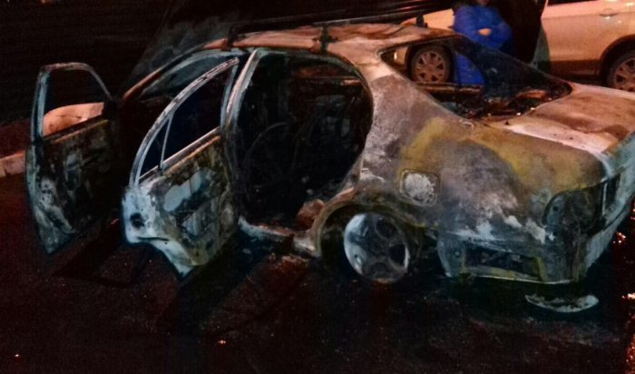 В Иркутске на улице Пискунова горели два автомобиля (Видео)