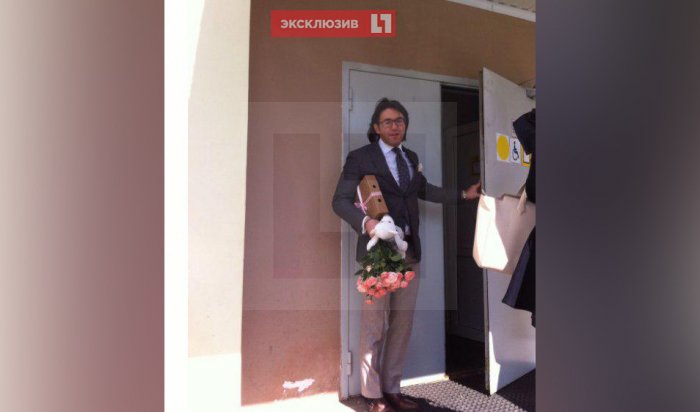 Малахов навестил Диану Шурыгину в психбольнице с цветами