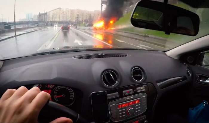 В Москве водитель Maserati сгорел заживо, врезавшись в столб