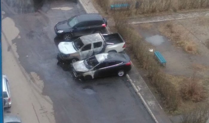 В Иркутске устанавливают очевидцев поджога автомобиля  Toyota Hilux в Солнечном
