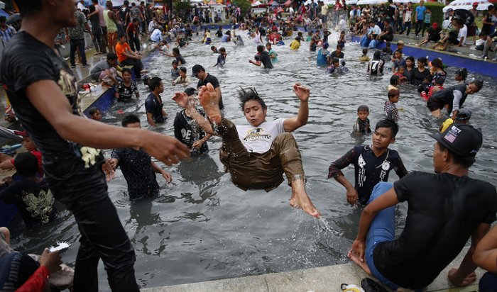 285 человек погибли во время водного фестиваля в Мьянме‍