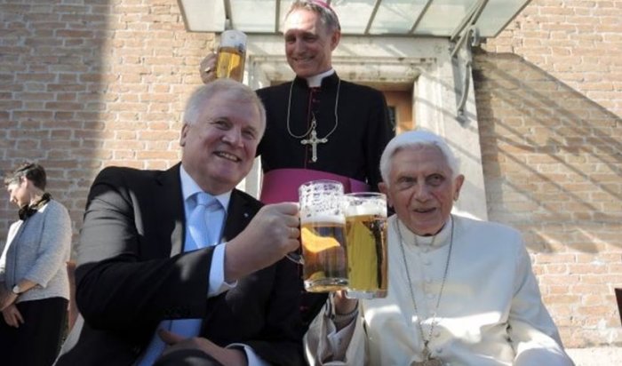 Папа на покое Бенедикт XVI отметил 90-летие кружкой пива‍