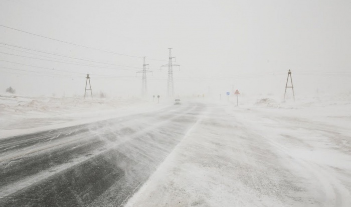 На Култукском тракте из-за сильного снегопада ограничили движение транспорта