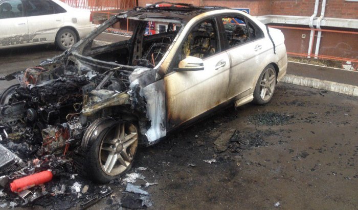 В Иркутске в микрорайоне Первомайском сгорел автомобиль Mercedes (Видео)