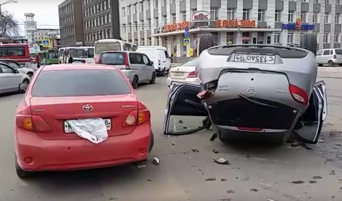 В Иркутске на сквере Кирова автоледи не справилась с управлением  и повредила пять машин (Видео)