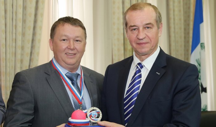 Сергей Левченко вручил серебряные медали игрокам ХК «Байкал-Энергия»