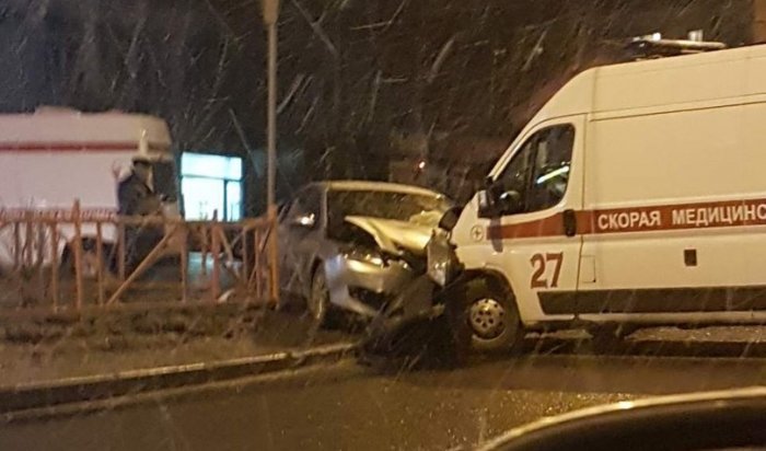 В Иркутске на улице Академической произошла авария с участием автомобиля скорой помощи