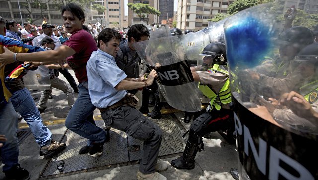 Более 220 человек пострадали в ходе акций протеста в Венесуэле‍