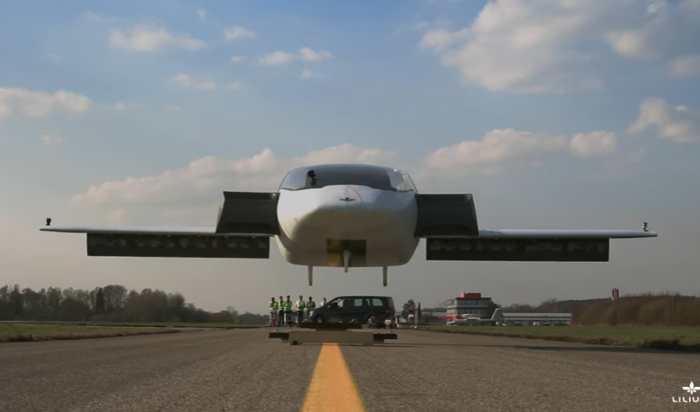 В Германии протестировали первый в мире летающий электромобиль с вертикальным взлетом