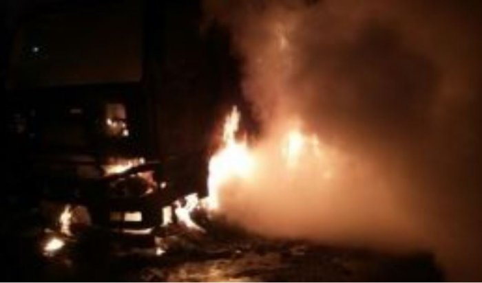 В Иркутске сгорел грузовой автомобиль Volvo, пострадал человек