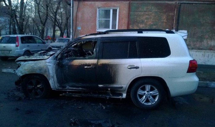 В Иркутске сгорел автомобиль Toyota Land Cruiser