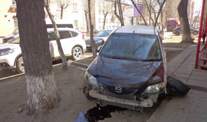 На улице Гоголя в Иркутске Mazda снесла бампер Subaru
