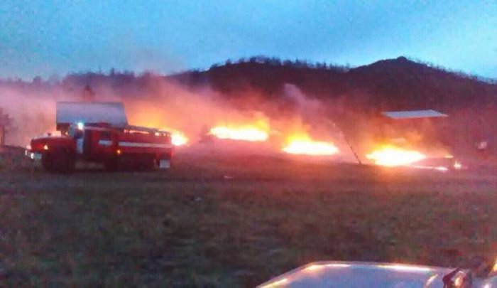 На Байкале в бухте Зуун-Хагун сгорели несколько дачных домиков