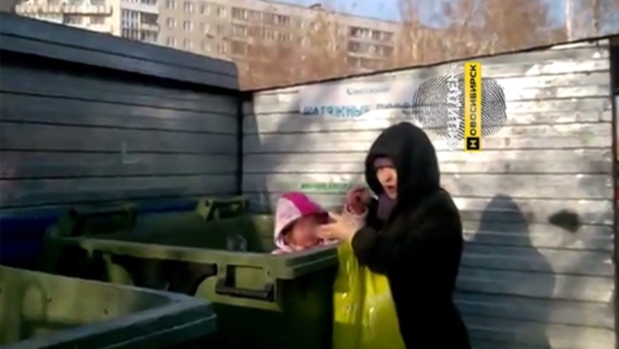 В Новосибирске мать в целях воспитания посадила дочь в мусорный бак