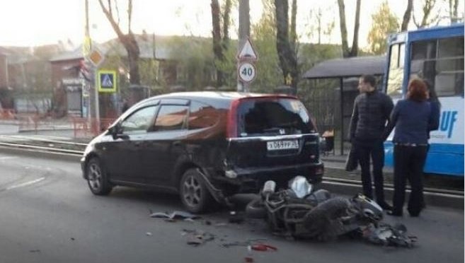 В Иркутске мотоциклист врезался в автомобиль Honda