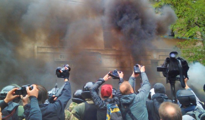 Украинские националисты закидали дымовыми шашками участников акций ко Дню Победы