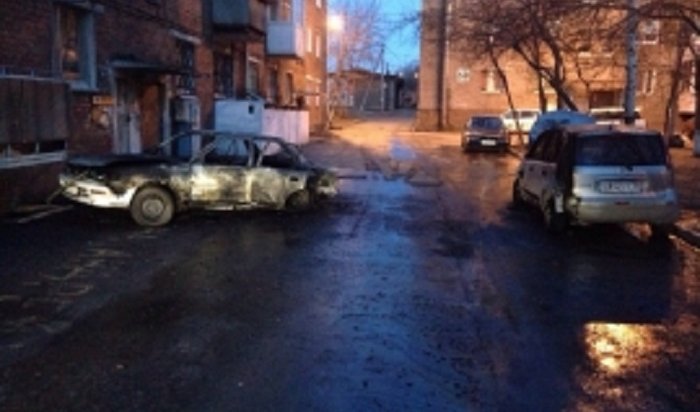 В Иркутске ночью 11 мая сгорел «Мерседес»