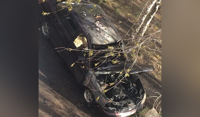 Два автомобиля сгорели ночью 12 мая в Иркутске