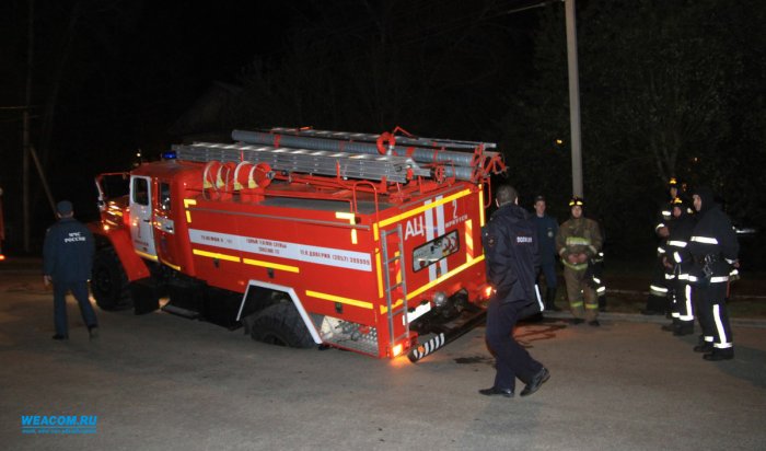 В Иркутске на улице 1-й Красноказачьей пожарная машина провалилась в дорожную яму