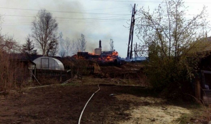 В Усть-Илимске пожарные спасли от огня 10 жилых домов
