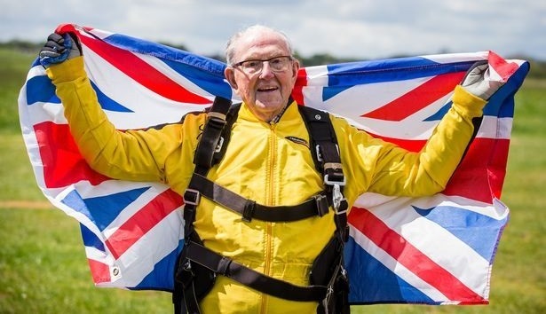 Старейшим парашютистом в мире стал 101-летний британский ветеран