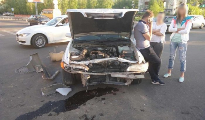 В Ангарске в результате столкновения Toyota Mark II и Mazda Demio пострадала 5-летняя девочка (Видео)