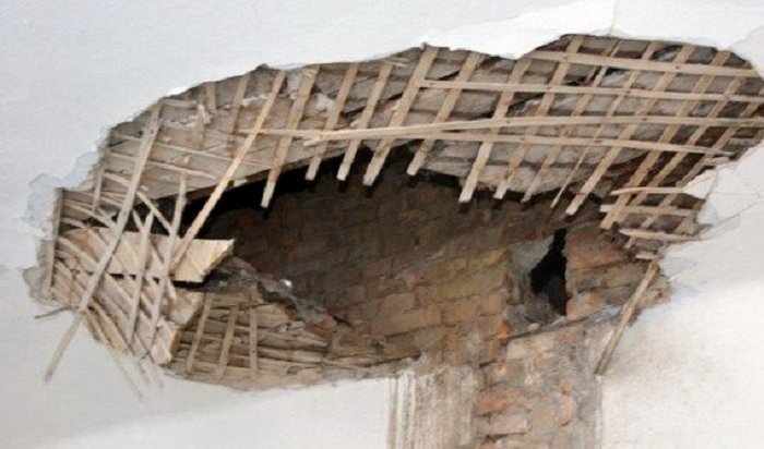 В Иркутске в школе № 29  на восьмиклассников обрушился потолок
