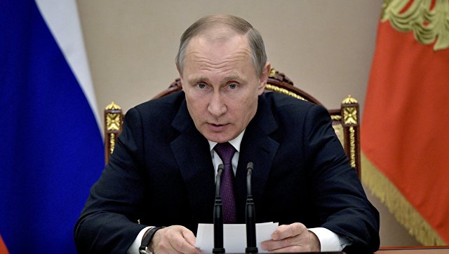 Путин поручил поднять зарплаты некоторым категориям бюджетников‍