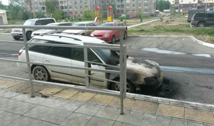 В Ангарске ночью 26 мая подожгли автомобиль Subaru Legacy