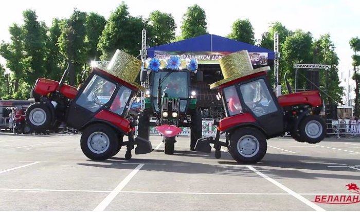 Минский завод отметил день рождения «танцем маленьких тракторят»