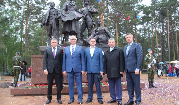 В Ангарске в День города открыли памятник первостроителям