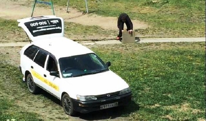 В Ангарске молодые люди пытались похитить тротуарную плитку
