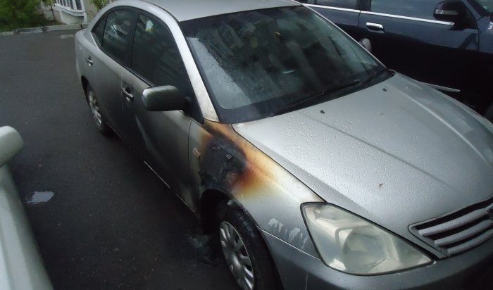 В Иркутске ночью 1 июня подожгли автомобиль Toyota Allion