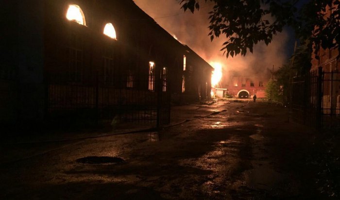 В Иркутске произошел крупный пожар на территории бывшего ИВВАИУ (Видео)
