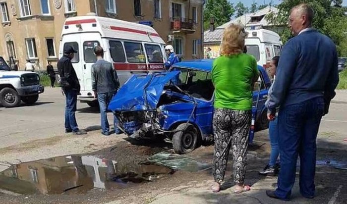 В Ангарске автобус № 11 столкнулся с автомобилем почты России