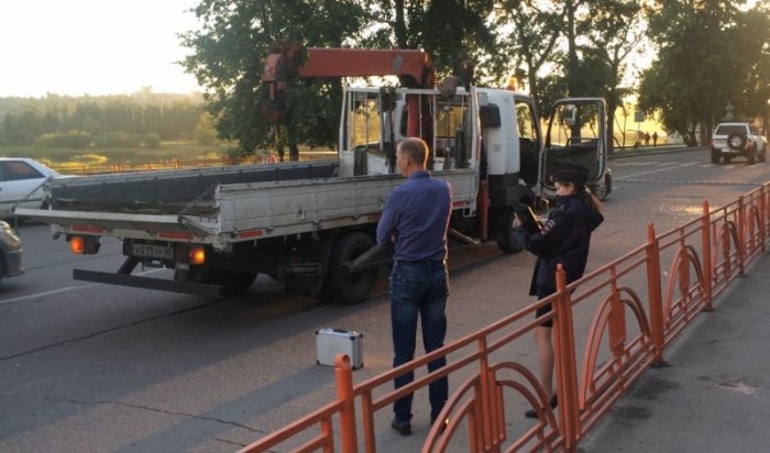 В Иркутске несколько мужчин напали на водителя эвакуатора и потребовали вернуть внедорожник (Видео)
