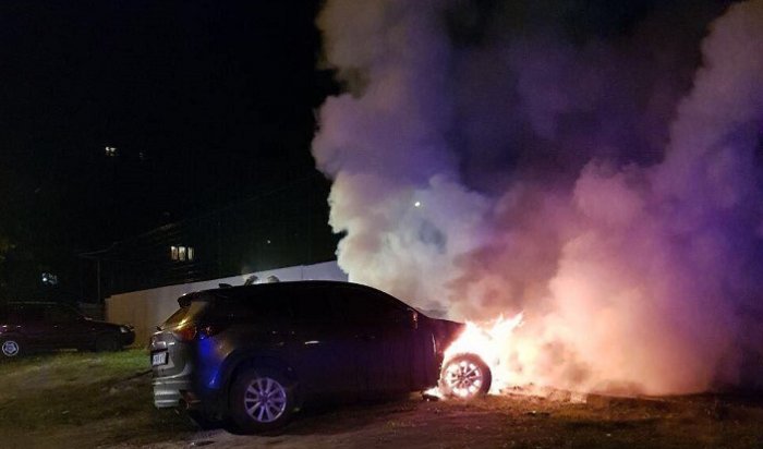 Ночью 16 июня в Иркутске подожгли автомобиль Mazda CX-5