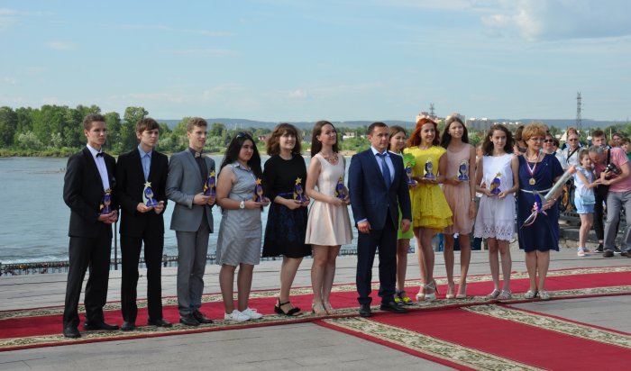 В Иркутске наградили лучших выпускников школ 2017 года
