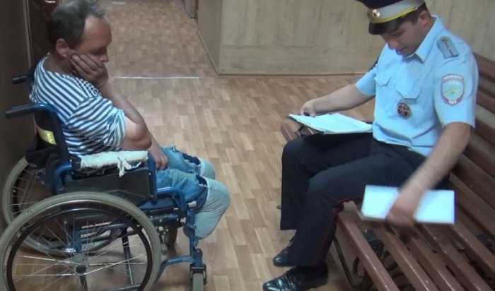 В Иркутске выявляют инвалидов-колясочников, которые получают деньги от водителей на дорогах