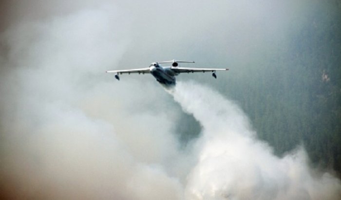 В Иркутской области экипаж самолета БЕ-200 МЧС России спас 20 пожарных-парашютистов