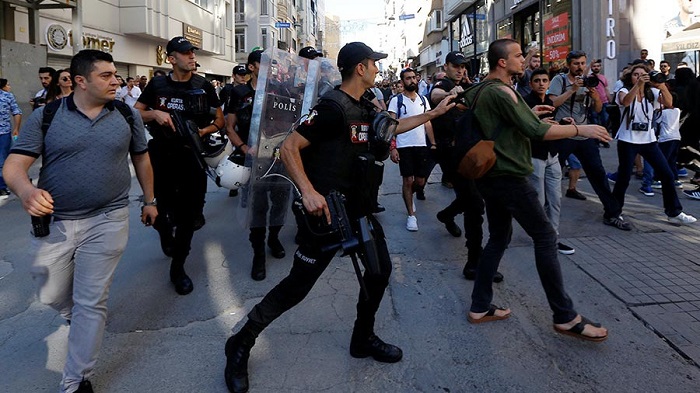 В Стамбуле полиция разогнала участников гей-парада