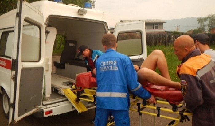 Житель Шелехова получил травму, упав с дамбы на берегу Байкала