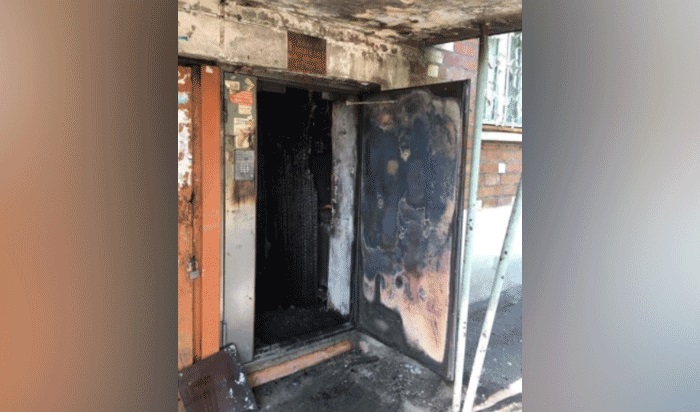 В Шелехове неизвестные подожгли входную дверь в подъезде пятиэтажного дома