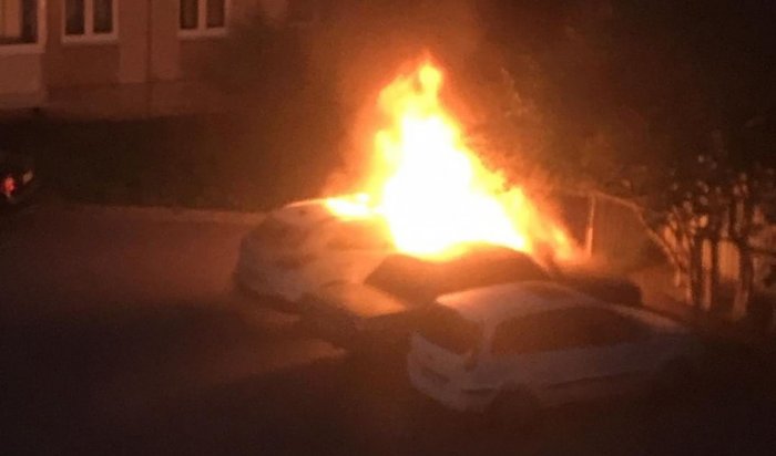 В Иркутске на улице Байкальской сгорели автомобили Hyundai Creta и «Волга»