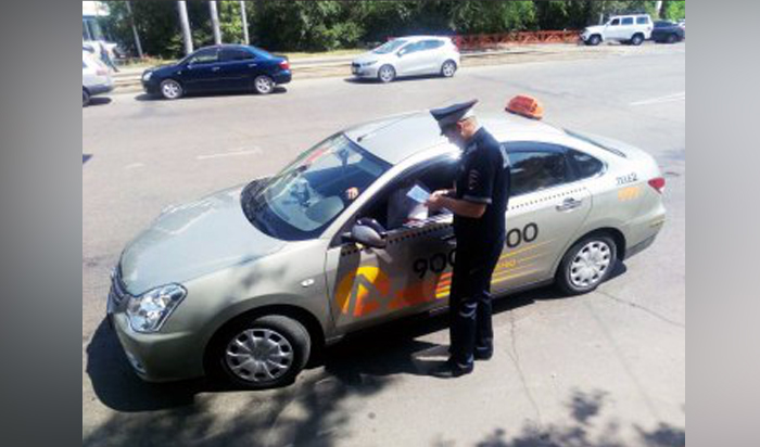 В Иркутске полицейские выявили более 40 нарушений в работе такси
