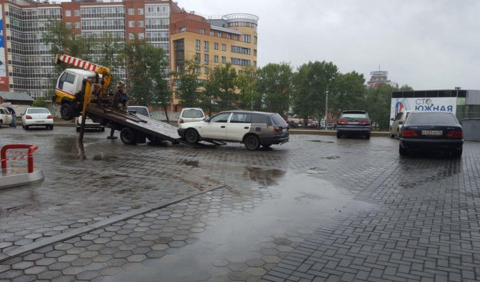 В Иркутске на улице Академической автомобили не смогли уехать с АЗС